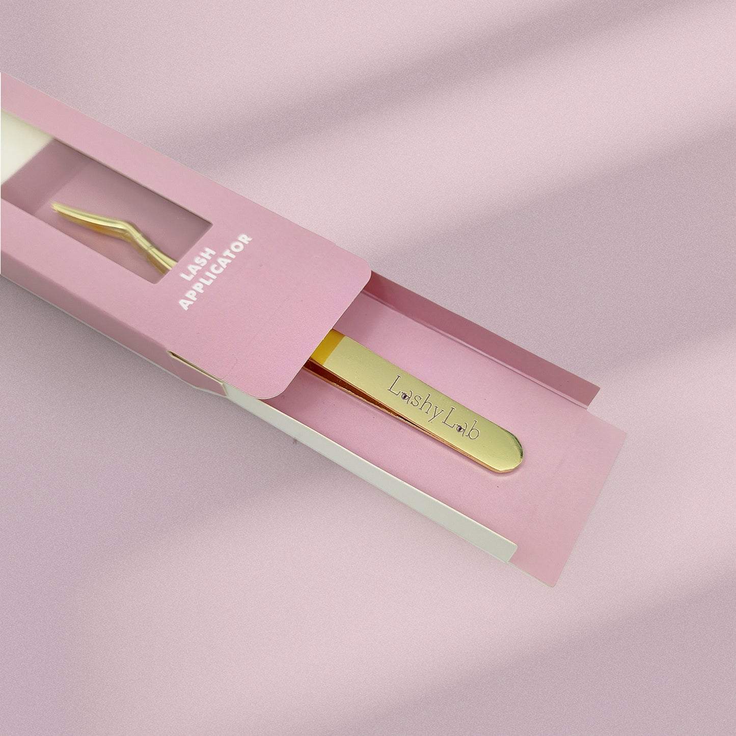 Lash applicator by Lashy Lab stands in a pink box against a soft pink background—ideal for easy lash application and better control.