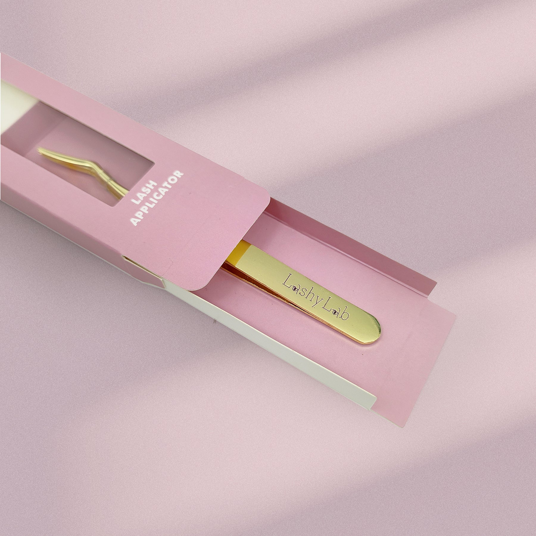 Lash applicator by Lashy Lab stands in a pink box against a soft pink background—ideal for easy lash application and better control.